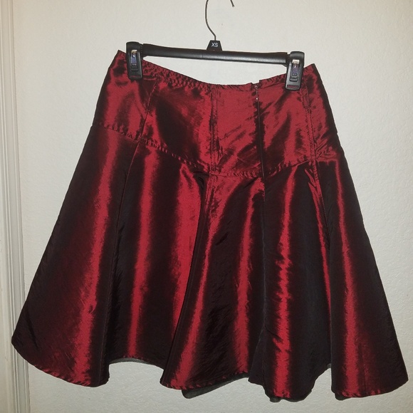Beautiful red skirt - Picture 2 of 3